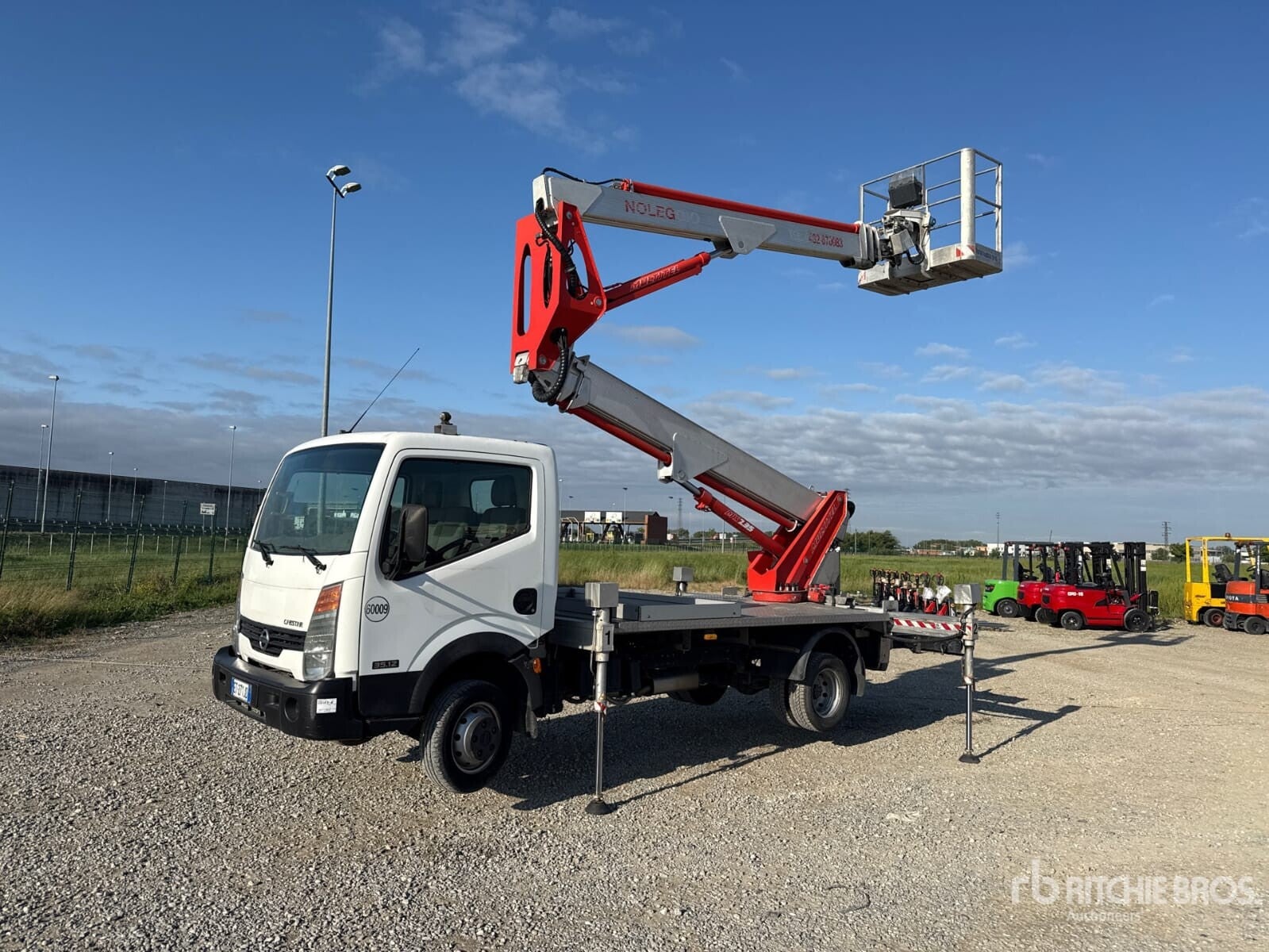 2013 Multitel MX235 25 m on 2013 Nissan Cabstar 35.12 Piattaforma Autocarrata