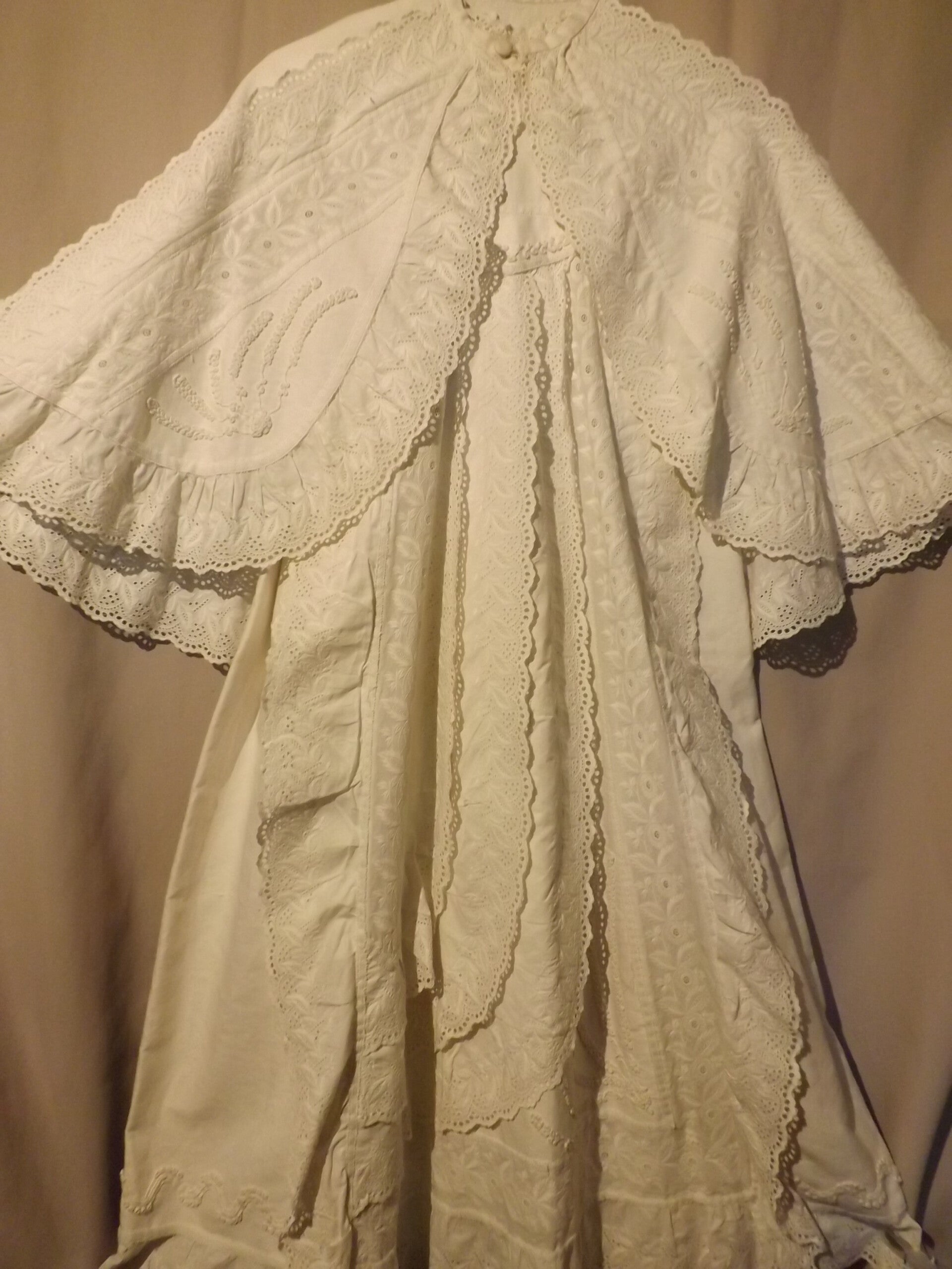 robe et cape de baptême
