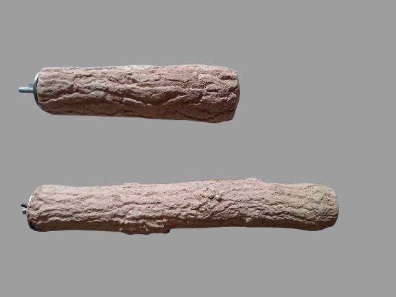 Duurzame betonnen zitstok met diameter van 6–7 cm, speciaal voor ara’s en andere grote papegaaien, met sterke metalen bevestiging