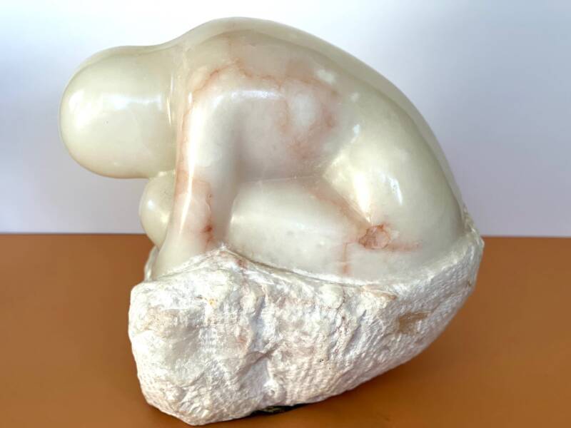 Gebogen vrouw, albast, steen, wit, beeld