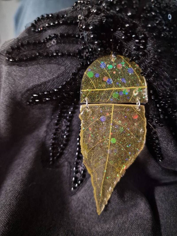 Pendentif feuille jaune