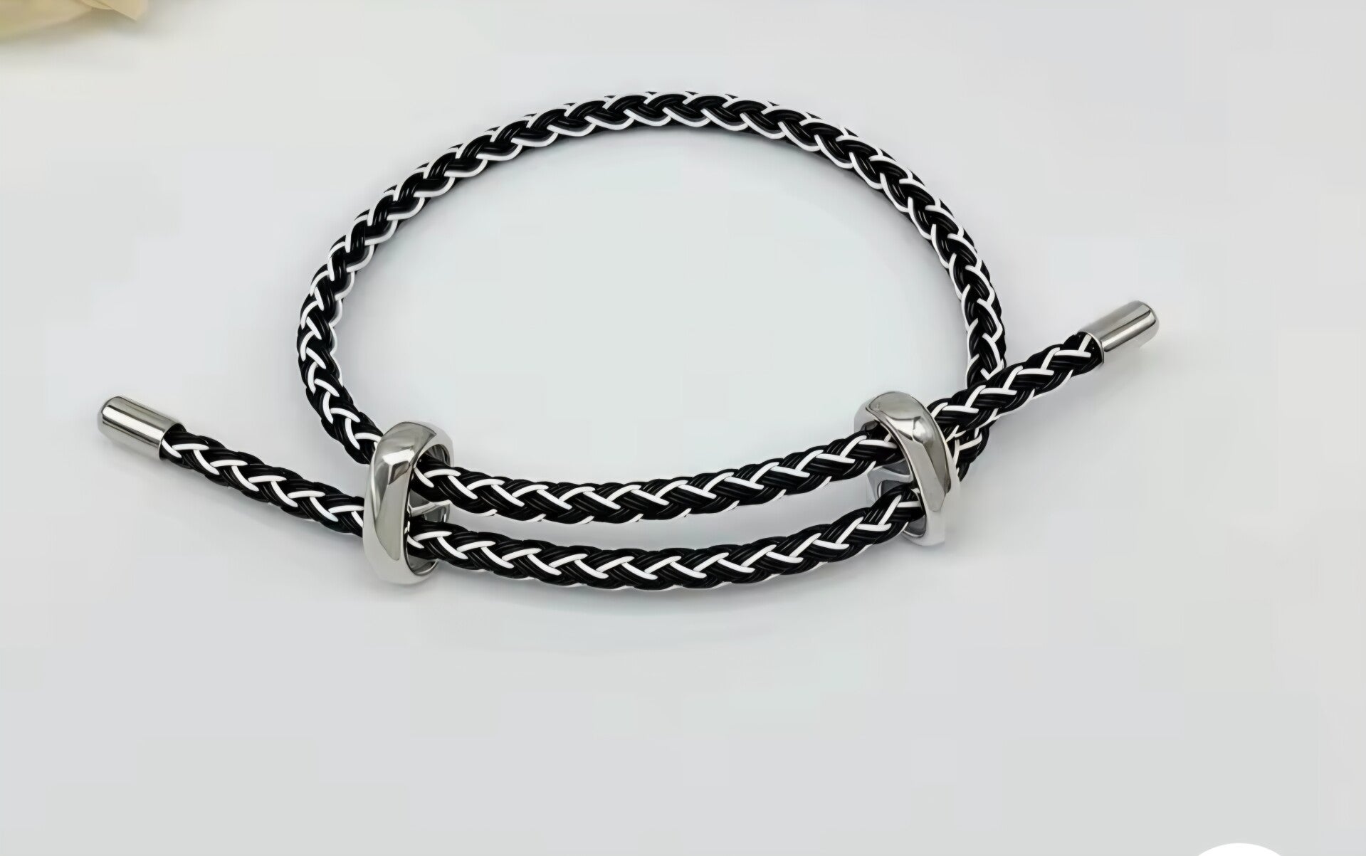 Bracelet argenté noir et blanc