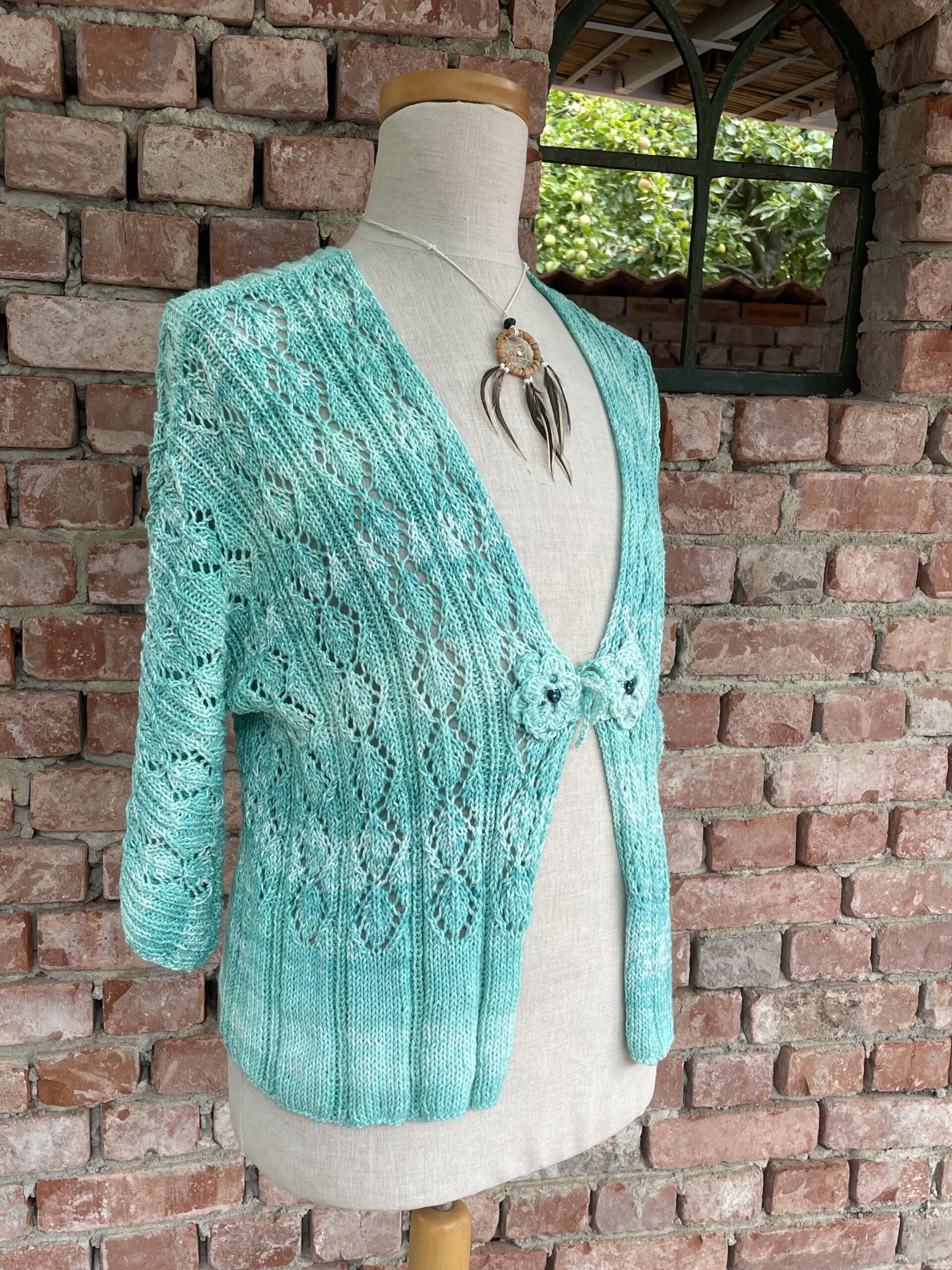Handgefertigte Strickjacke, mit Swarovskisteinen, Herzsteine