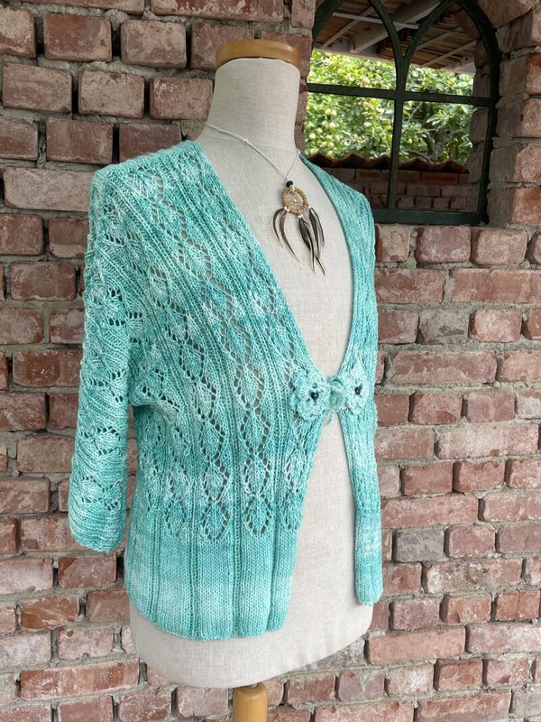 Handgefertigte Strickjacke, mit Swarovskisteinen, Herzsteine