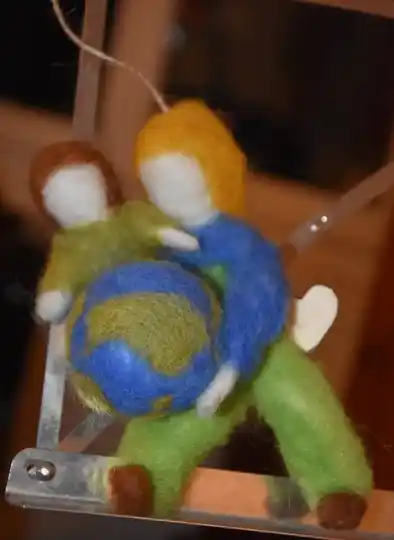 Maman qui explique le monde