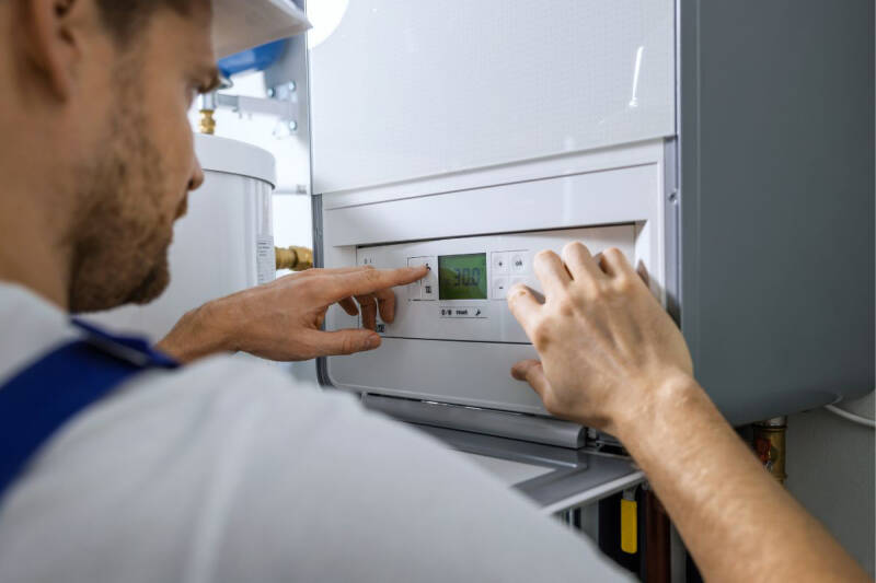 Verwarmingstechnicus lost storing op aan gasketel in regio Antwerpen