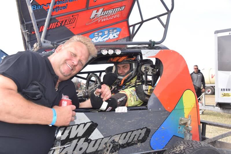 Tjeerd de zingende bar keeper en Gert-Jan tijdens speedweekend Texel 2023