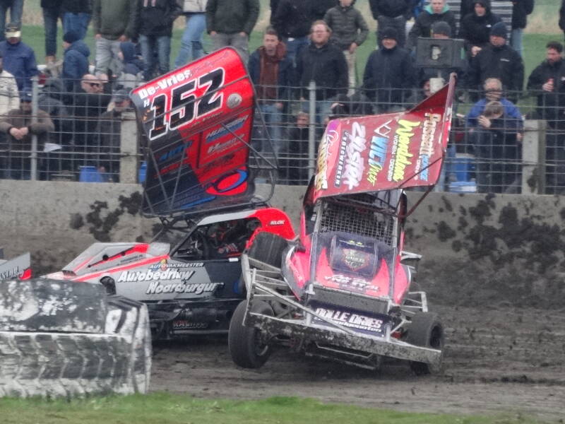 Rick Wobbes #14 en Gert-Jan Klok #152 die met elkaar vast haakten tijdens de start in de finale