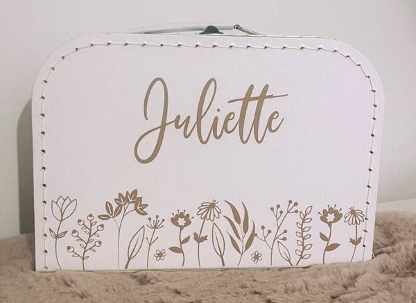 Koffertje met naam en bloemen