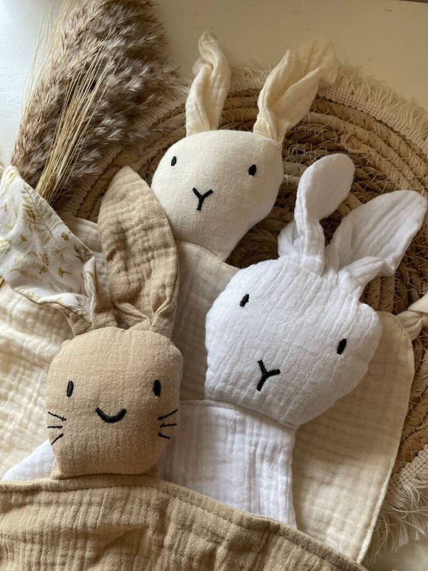 Knuffeldoekje konijn wit/beige  met bloemenoortje