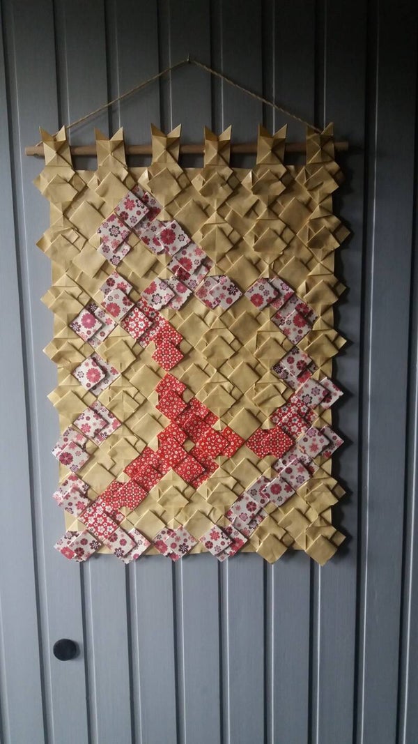 Wandkleedje bruin/roodbloem