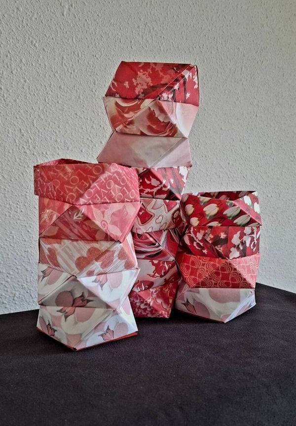 Vaas rood met bloemen