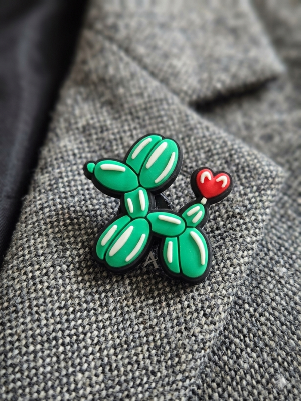 Pins chien ballon vert coeur