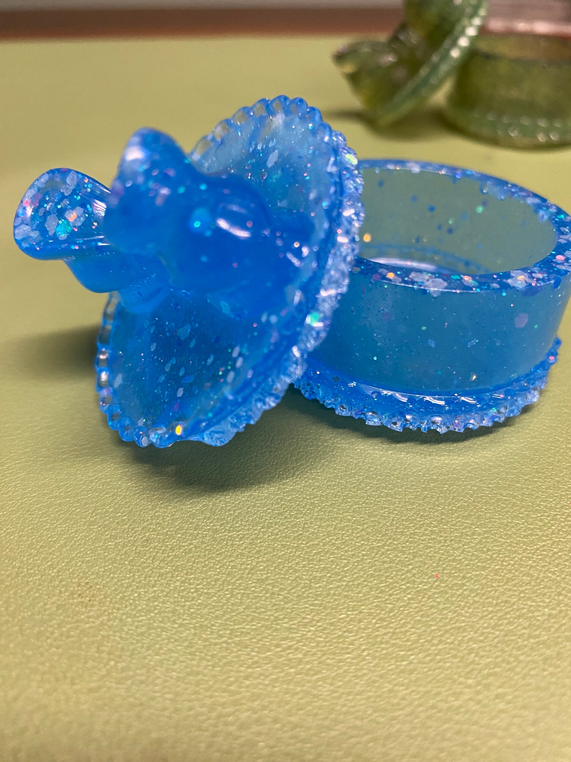 Tiny bow trinket box with lid