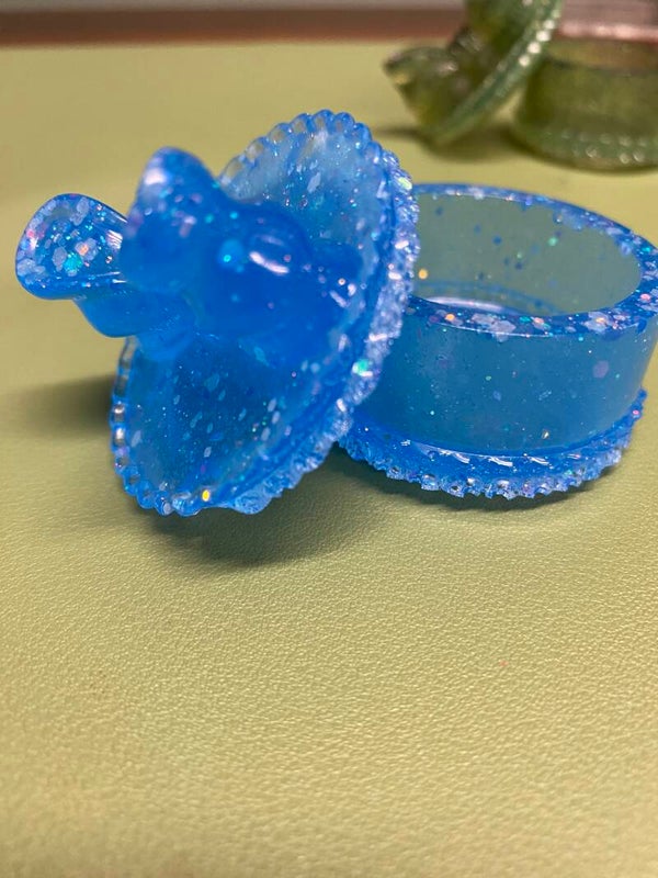 Tiny bow trinket box with lid