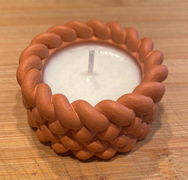 Teelichtbehälter in gehäkelter Optik