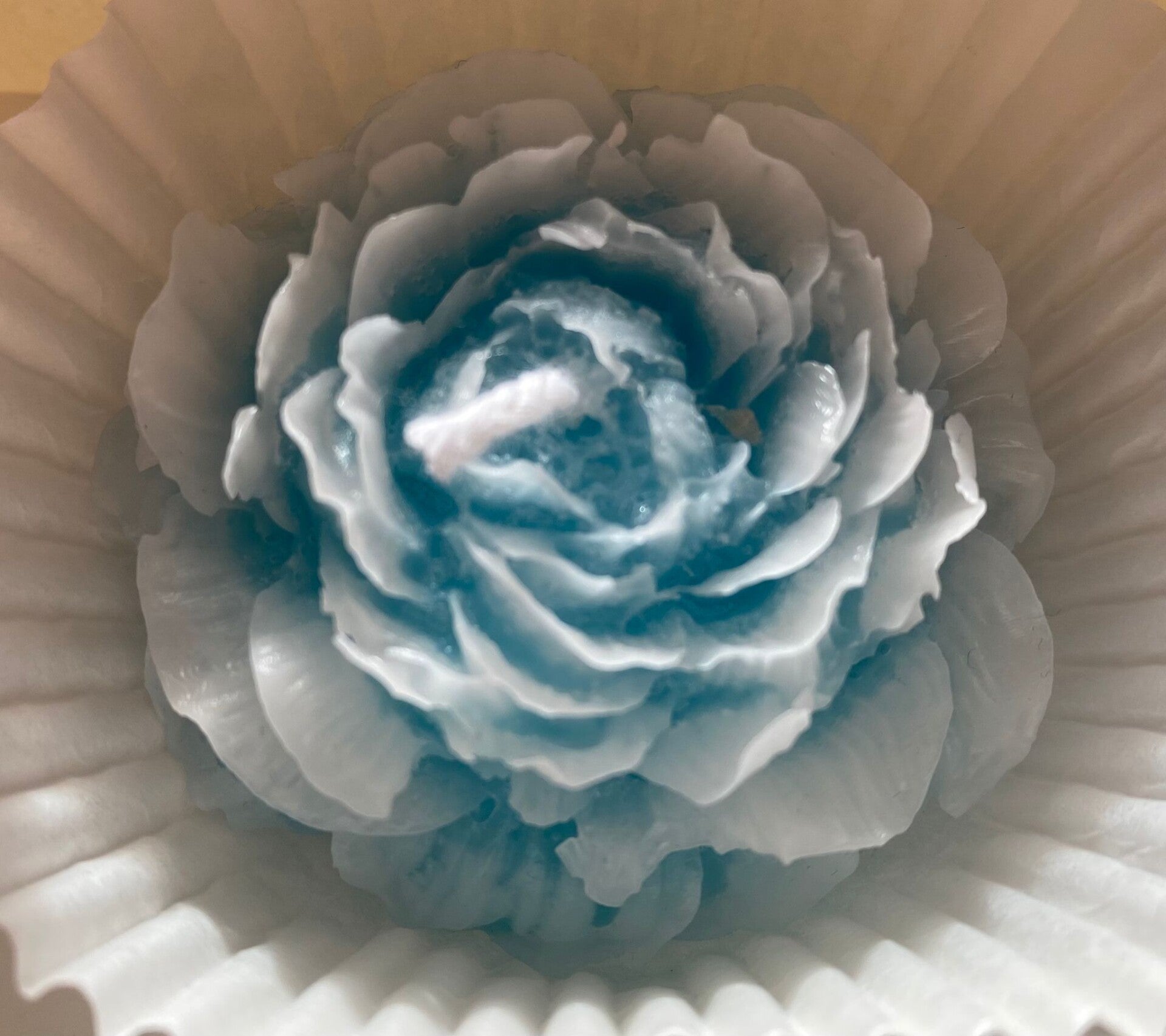 Kerze in Pfingstrosenform