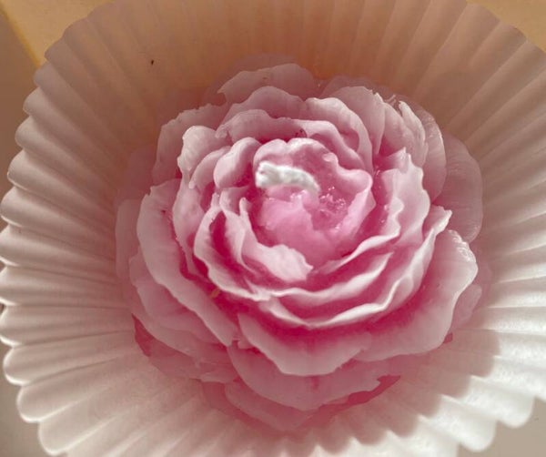 Kerze in Pfingstrosenform