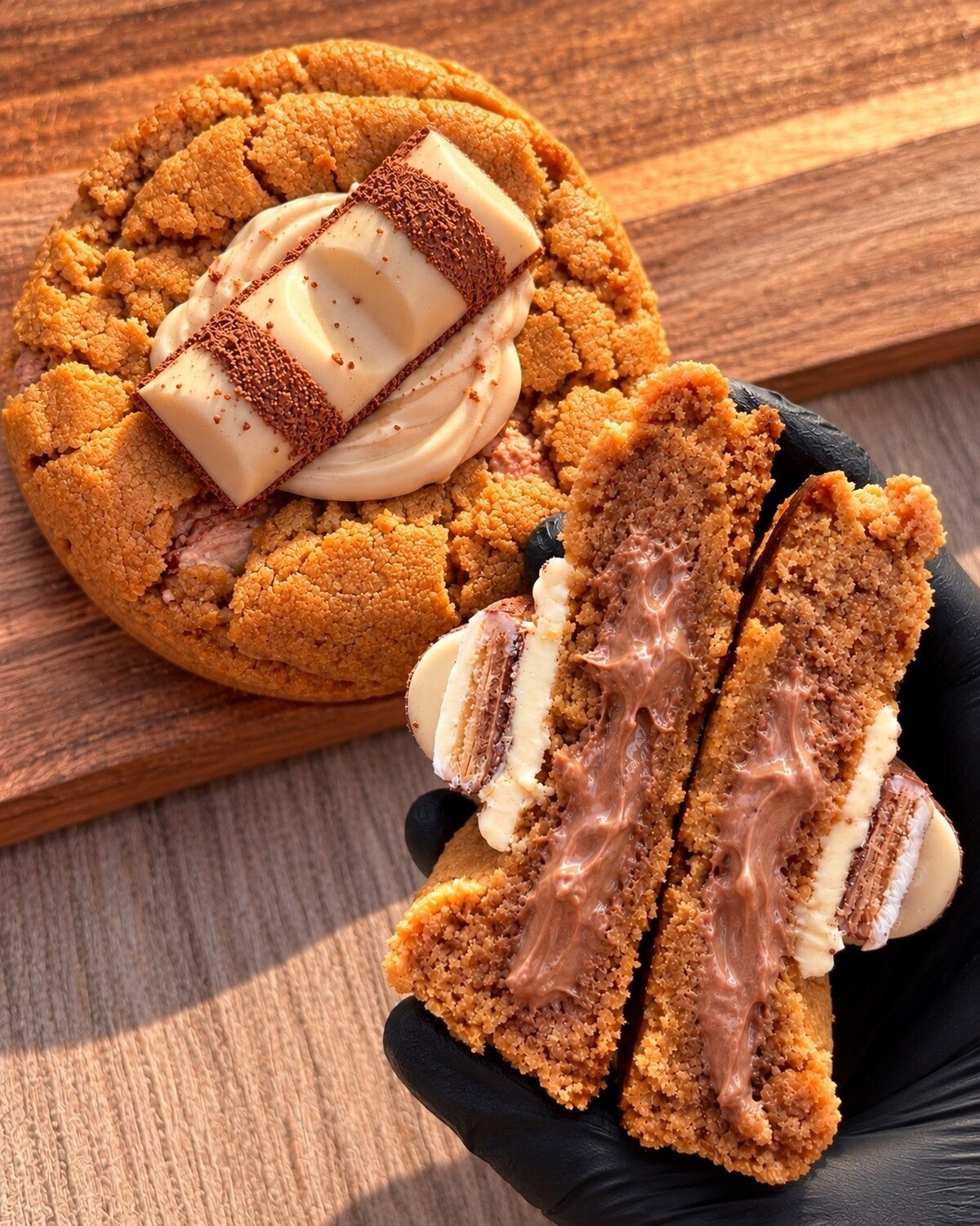 Een cookie met een stukje Kinder Bueno en een opengesneden koek met vulling