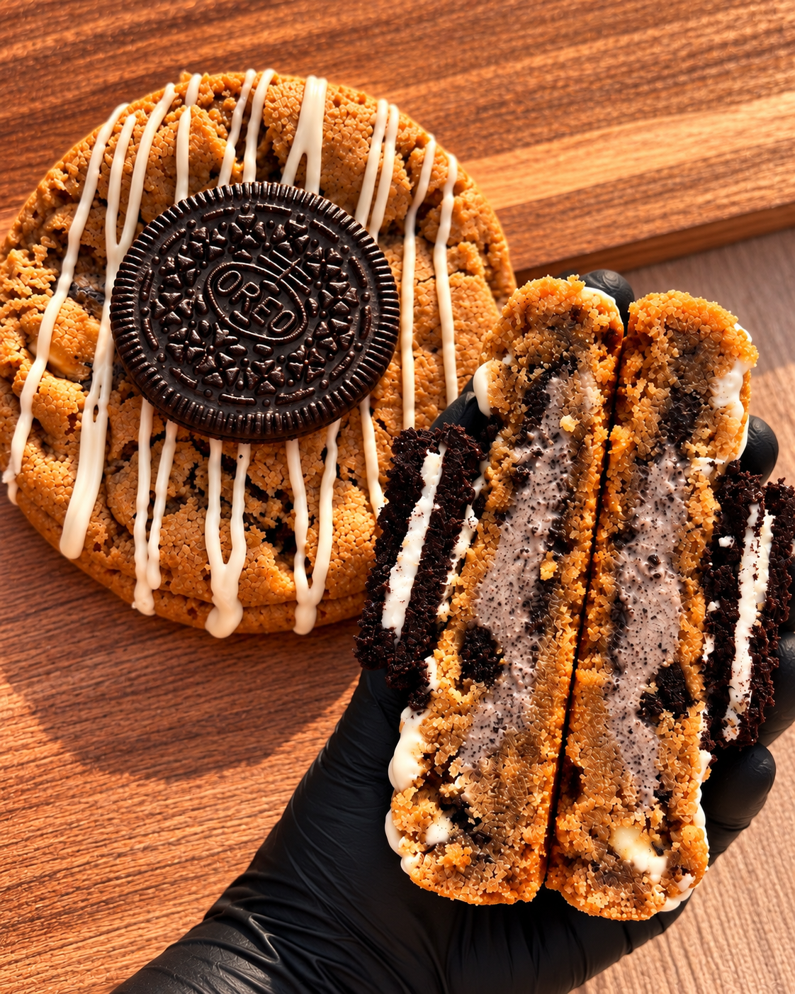 Een cookie met een Oreo bovenop en een opengesneden koek met roomvulling