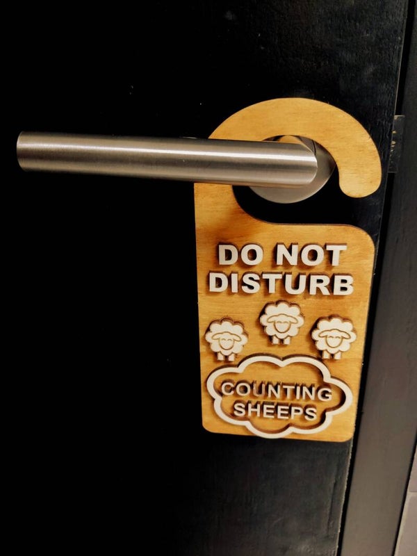 Deurhanger "DO NOT DISTURB" counting sheeps