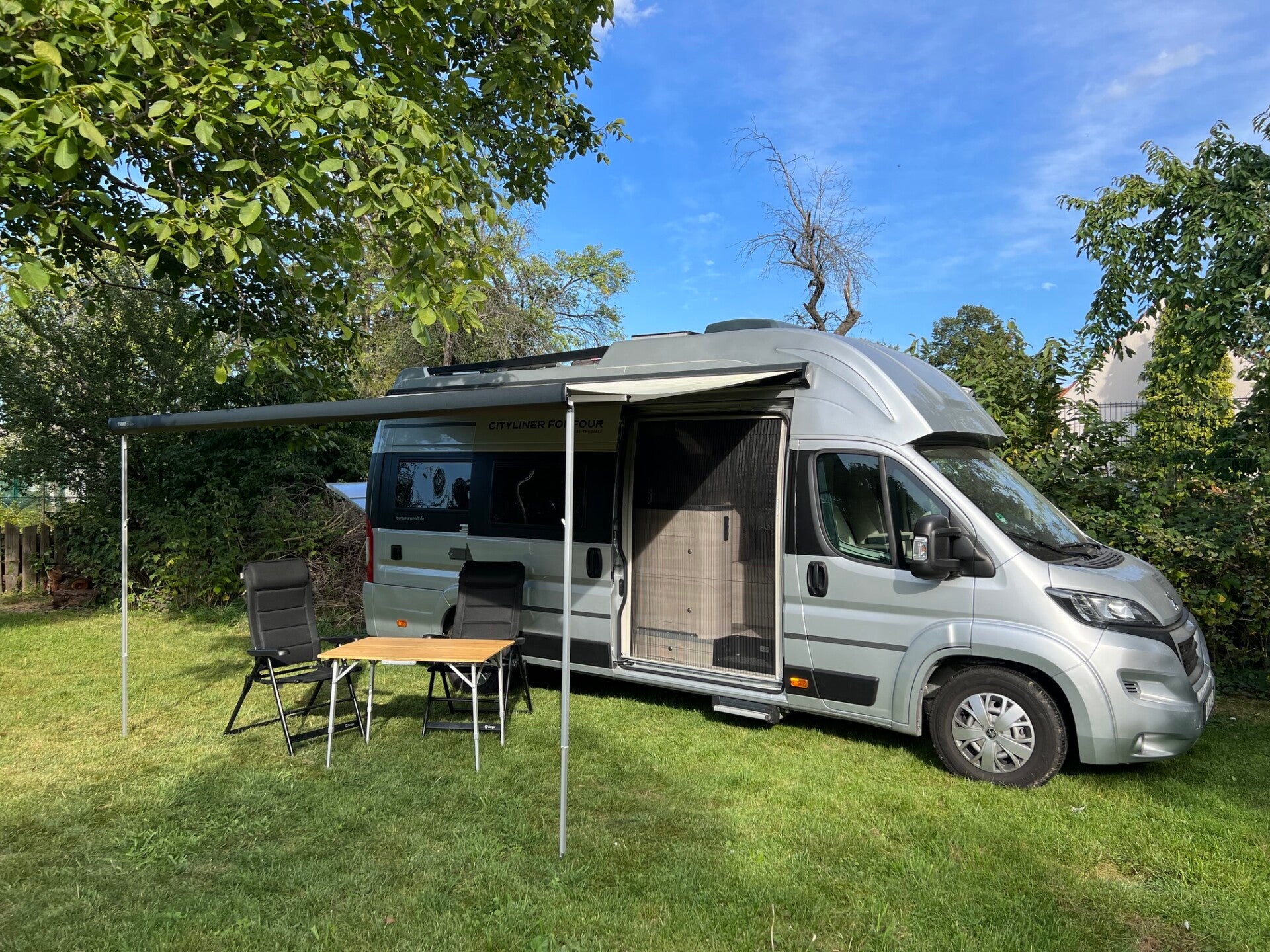 VIP Sprinter 9-Sitzer Innenraum mit luxuriösen Einzelkomfortsitzen oder Schwarzer Luxus VIP Sprinter für Reisen bis in die Alpen. Danke Automatikgetriebe ein genuss. Business Events mieten