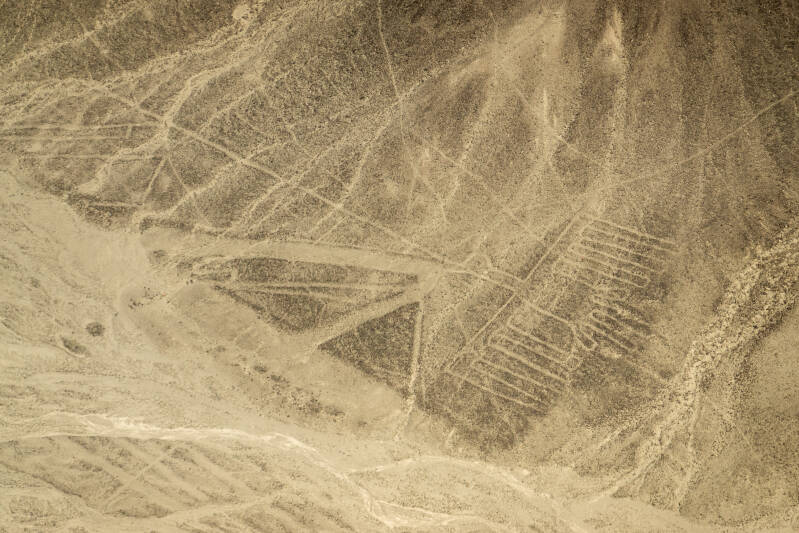 Oude geogliefen op de berghellingen bij Palpa in Peru, gemaakt door de Paracas-cultuur vóór de beroemde Nazcalijnen.