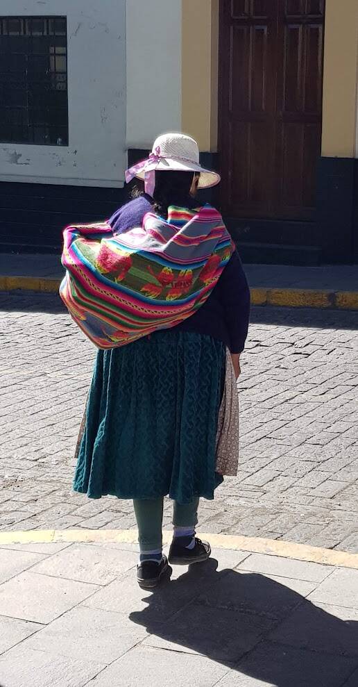 Kleurrijke traditionele Peruaanse draagdoek met geweven patronen, kenmerkend voor de textielcultuur van de Andes.