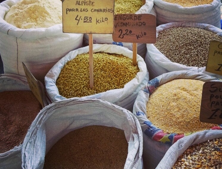 Marktkraam met producten in grote zakken op een markt in Peru.