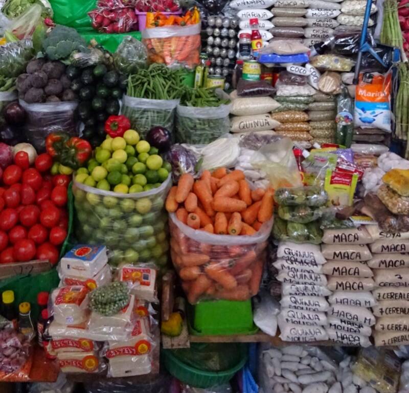 Lokale markt in Peru met groenten, citrusvruchten en rijst.