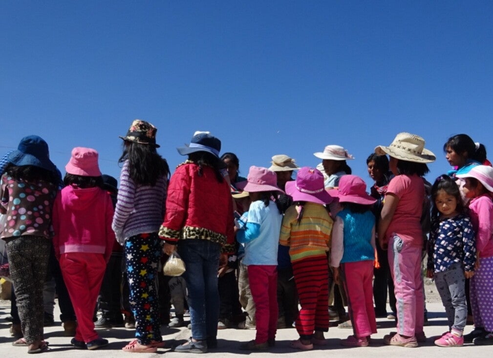 Kinderen wachten op het uitdelen van soep in een dorp in Peru