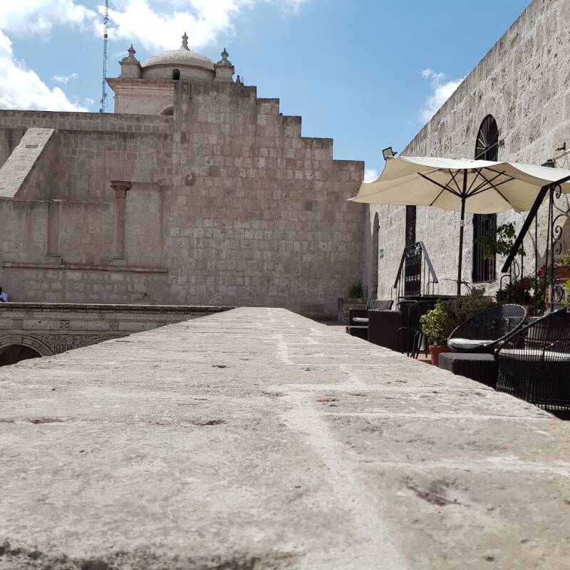Straatje van wit sillarsteen in het historische centrum van Arequipa.