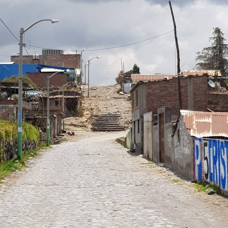 Het contrast tussen rijkdom en armoede in Peru, met eenvoudige woningen en een berglandschap in een land dat miljarden verdient aan mijnbouw en toerisme.