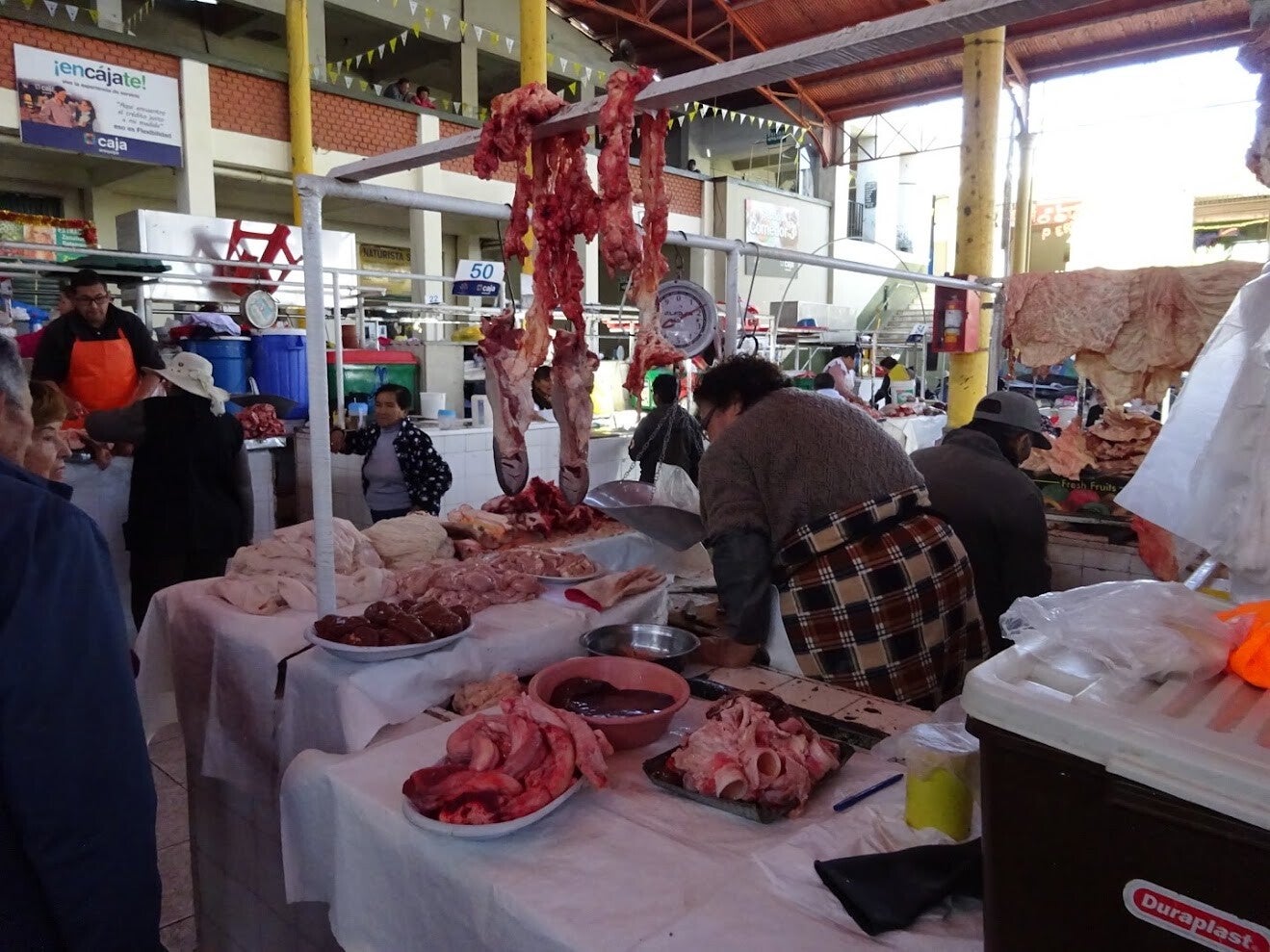  Traditionele vleesafdeling op een Peruaanse markt in Arequipa, met stukken vlees op een betegelde toonbank.