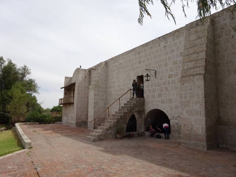 Historische Molino de Sabandía bij Arequipa in Peru, gebouwd van witte vulkanische steen en omgeven door groene tuinen.