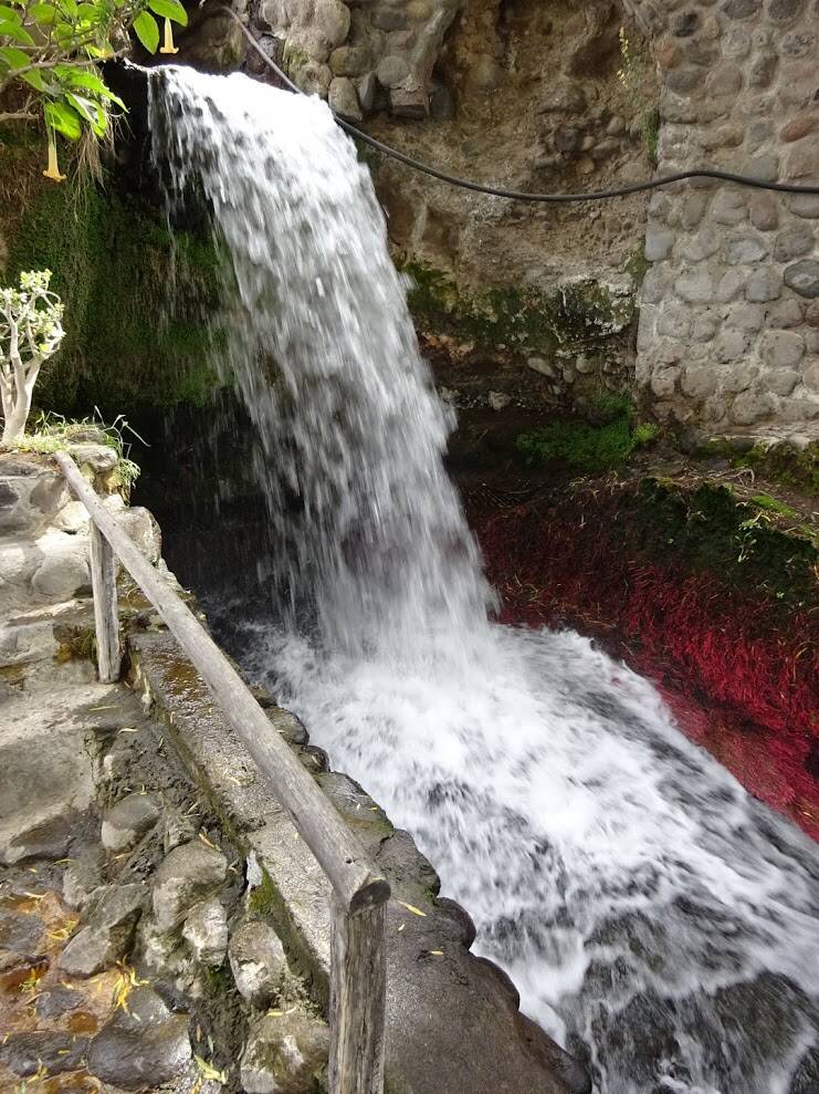 Historische Molino de Sabandía bij Arequipa in Peru, gebouwd van witte vulkanische steen en omgeven met watervallen