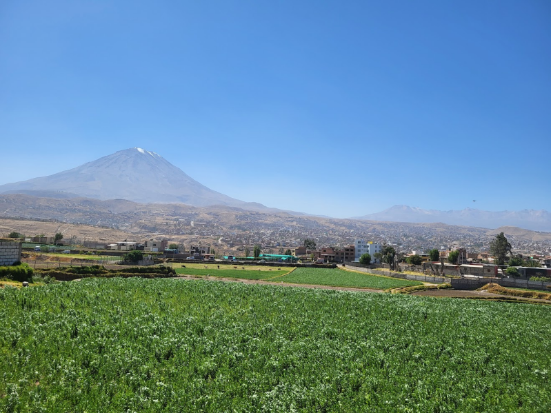 Uitzicht op de vulkanen El Misti, Chachani en Pichu Pichu bij Arequipa in Peru.