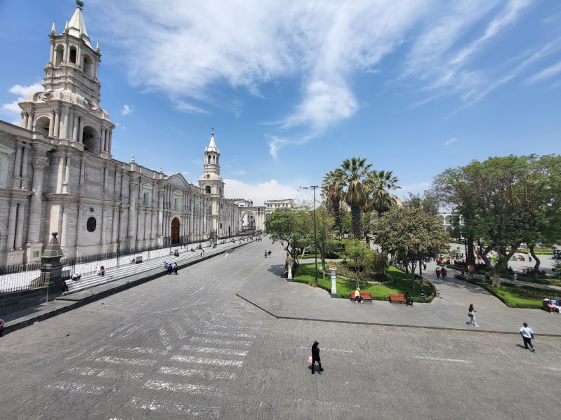 Plaza de Armas in Arequipa met de kathedraal en koloniale gebouwen in Peru.