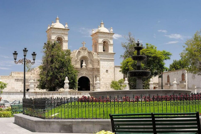 Kerk van San Miguel Arcángel aan de Plaza de Cayma in Arequipa, Peru.