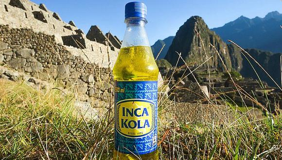 Fles Inca Kola, de beroemde gele frisdrank uit Peru, op tafel bij een Peruaanse maaltijd.