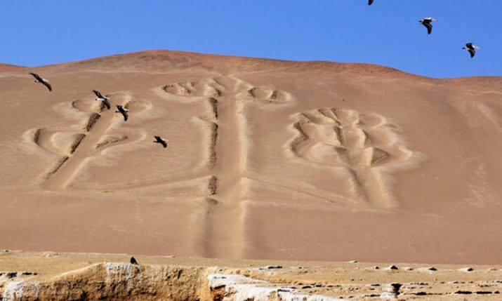 De Candelabro de Paracas, een mysterieuze geoglief van ongeveer 180 meter hoog, gezien vanaf een boot naar de Ballestas-eilanden aan de kust van Peru.
