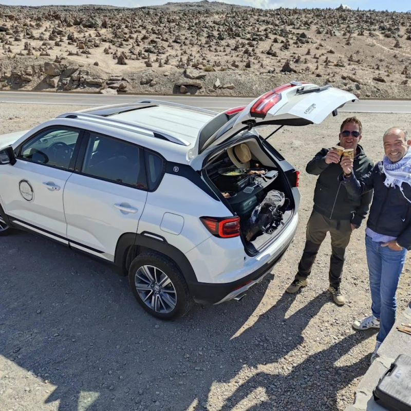 Genieten van een ontbijt met uitzicht op de Andes tijdens de route naar de Colca Canyon.