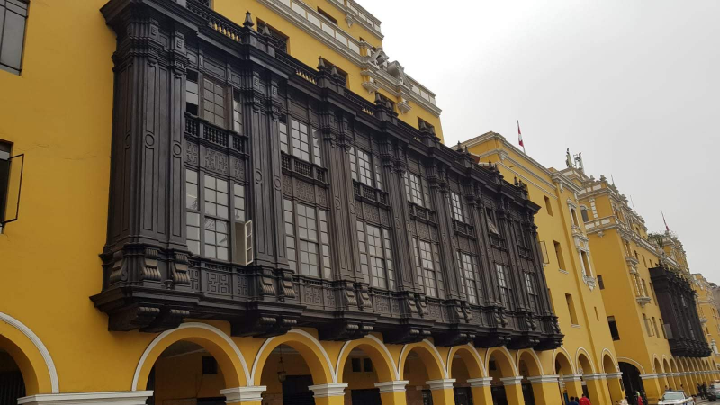 Historische koloniale gebouwen met karakteristieke houten balkons aan de Plaza Mayor in Lima, Peru.