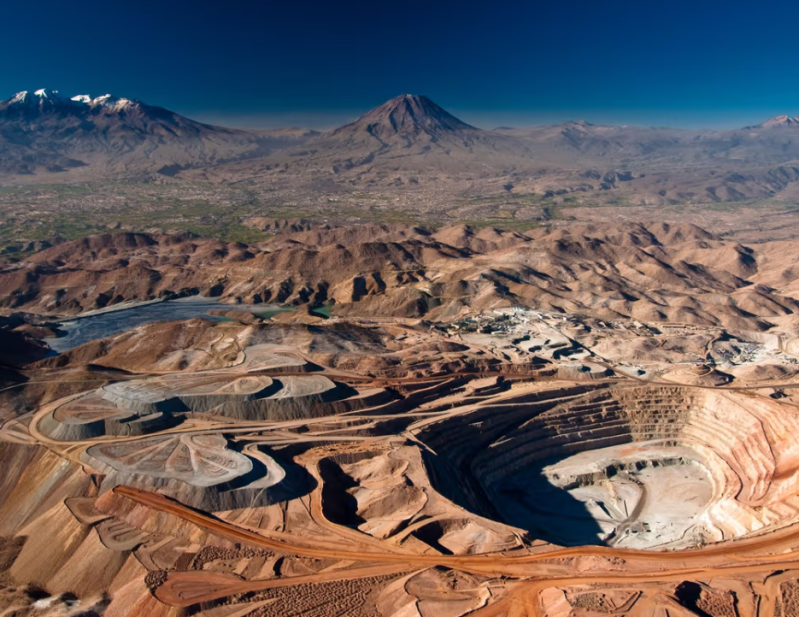 Luchtfoto van de Cerro Verde-kopermijn met op de achtergrond de stad Arequipa en de vulkaan Misti in Zuid-Peru.