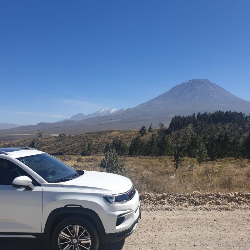 Uitzicht op de vulkaan Misti bij Arequipa in Peru, waar Lauwrens IJsveld vijf jaar woonde en The Office Bed & Breakfast begon..
