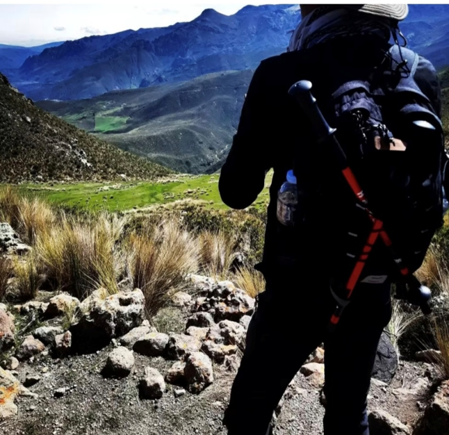 Onverharde weg door het landschap van Zuid-Peru tijdens een rondreis.
