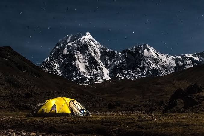 Wildkamperen met een tent in de Andes van Peru