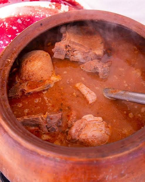 Kom met Adobo Arequipeño, traditioneel Peruaans gerecht uit Arequipa
