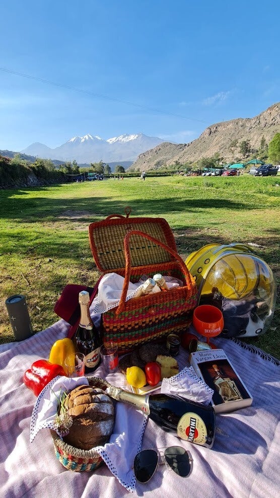 De Chili-rivier bij Charcani met het witte kerkje tussen de rotsen in Arequipa.