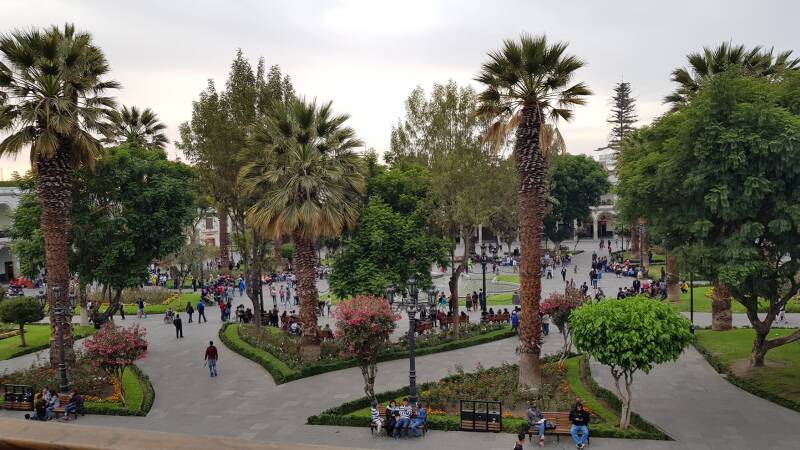 Plaza de Armas in Arequipa met de kathedraal en koloniale gebouwen in Peru.